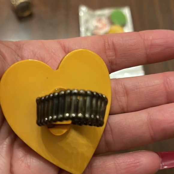 Yellow Rhinestone Stretchy Heart Ring nwot - Picture 5 of 5